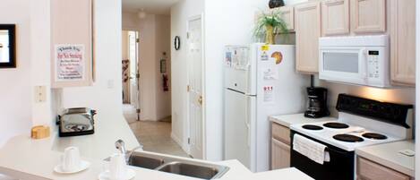 House, 4 Bedrooms | Private kitchen | Dishwasher, cookware/dishes/utensils