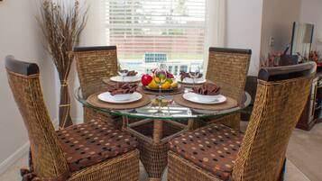 House, 4 Bedrooms | In-room dining