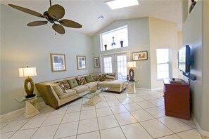 House, 4 Bedrooms | Living area