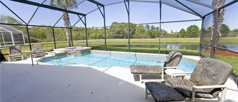 حمام سباحة داخلي