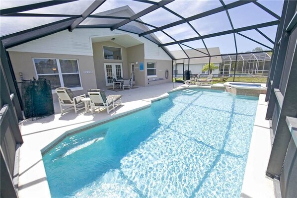 منزل - ٤ غرف نوم | حمام سباحة داخلي | حمّام سباحة خارجي