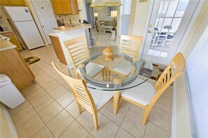 House, 4 Bedrooms | In-room dining