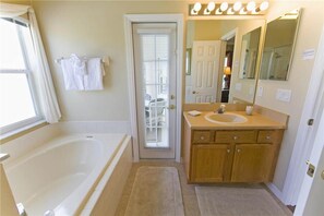 منزل - ٤ غرف نوم | حمام | مجففات شعر، مناشف