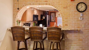Condo, 2 phòng ngủ | Bếp riêng | Máy rửa bát, lò nướng bánh mì, máy xay thực phẩm 