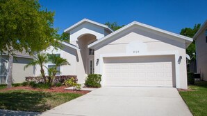 Une maison de plain-pied avec un garage, située au numéro 919, et dotée d’une pelouse bien entretenue.