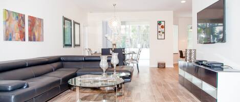 Ferienhaus, 4 Schlafzimmer | Wohnbereich | Fernseher