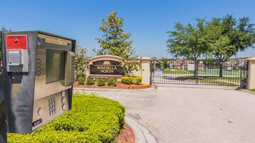 House, 4 Bedrooms | Property entrance