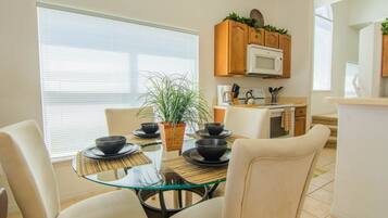 House, 4 Bedrooms | In-room dining