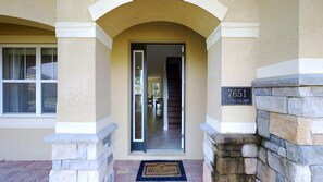 House, 6 Bedrooms | Property entrance