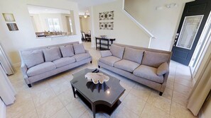 House, 6 Bedrooms | Living area