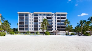 Ein modernes Hotel mit einer symmetrischen Fassade, mehreren Etagen und einer Lage direkt am Strand.