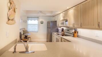 Condo, 2 Bedrooms | Private kitchen | Dishwasher, toaster, blender, cookware/dishes/utensils