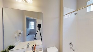 Maison, plusieurs lits | Salle de bain | Sèche-cheveux, serviettes fournies