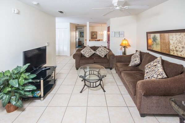 公寓式客房, 3 间卧室 | 起居区 | 平板电视