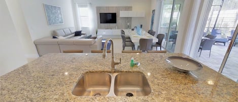 House, 5 Bedrooms | Private kitchen