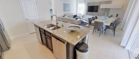 House, 5 Bedrooms | Private kitchen