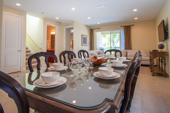 House, Multiple Beds | In-room dining