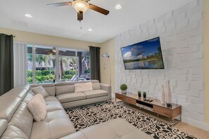 House, 6 Bedrooms | Living area