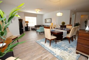 Apartment, 3 Schlafzimmer | Essbereich im Zimmer