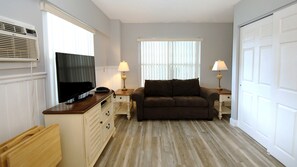 Bungalow, 1 slaapkamer | Woonruimte | Een flatscreentelevisie, een dvd-speler en speelgoed