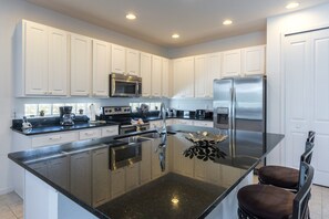 House, 6 Bedrooms | Private kitchen