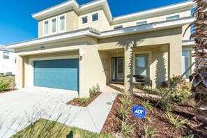 House, 6 Bedrooms | Front of property