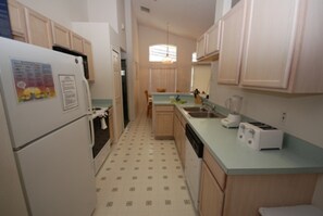 ハウス 4 ベッドルーム | 専用キッチン | 冷蔵庫、電子レンジ、オーブン、食器洗い機