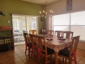 Maison, 5 chambres | Repas dans la chambre