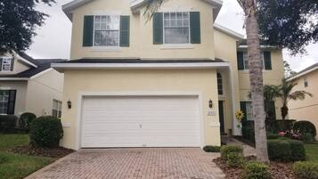 House, 5 Bedrooms | Front of property