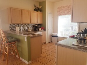 Casa, 5 habitaciones | Cocina privada | Microondas, horno, lavavajillas y cafetera y tetera 