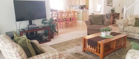 Casa, 5 habitaciones | Área de sala de estar | Televisión y futbolito