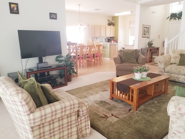 House, 5 Bedrooms | Living area