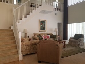 House, 5 Bedrooms | Staircase