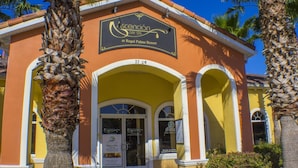Un bâtiment sur lequel on peut lire l’inscription « Ascensión Day Spa at Regal Palms Resort » et où le numéro « 27 00 » est affiché au-dessus de l’entrée.