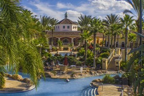 Ein Resort mit Swimmingpool, Palmen und einem Gebäude mit Kuppeldach.