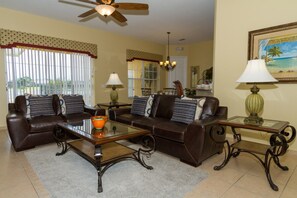 Hus, 4 soverom | Oppholdsområde | Flatskjerm-TV, TV-spill, DVD-spiller og fotballspill