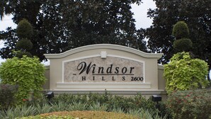 Schild für Windsor Hills 2600 mit angelegtem Garten davor.