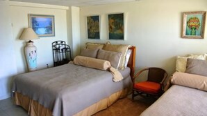 Une chambre à coucher avec un lit, une chaise et une lampe.