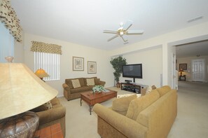 House, 5 Bedrooms | Living area