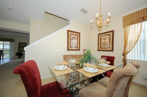 House, 5 Bedrooms | In-room dining