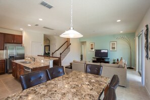 House, 6 Bedrooms | In-room dining