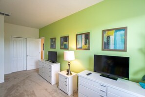 Television - Solterra 4047 (Davenport)