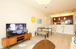 Appartamento, 2 camere da letto | Area soggiorno | TV
