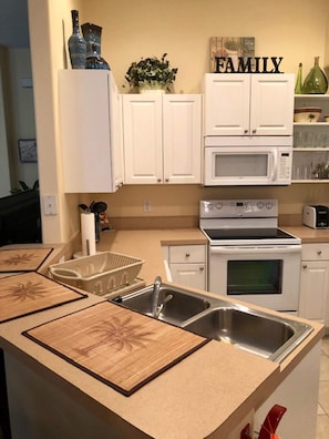 Townhome, 3 Bedrooms | Private kitchen | Fridge, microwave, oven, dishwasher - Tuscan Hills 220 (Davenport)