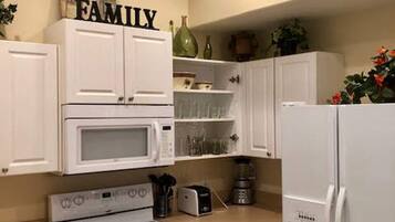 Townhome, 3 Bedrooms | Private kitchen | Fridge, microwave, oven, dishwasher