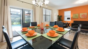 Villa, 6 Bedrooms | Makan dalam bilik