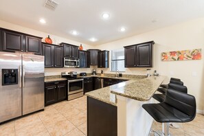 Huvila, 6 makuuhuonetta | Yksityinen keittiö | Mikroaaltouuni, uuni, liesi, astianpesukone