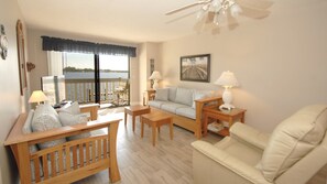 Appartement, 2 slaapkamers | Woonruimte | Een televisie en speelgoed