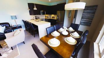 Townhome, 3 Bedrooms | Makan dalam bilik