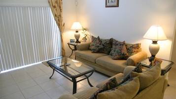 Casa, 4 habitaciones | Área de sala de estar | Televisión, futbolito y tenis de mesa